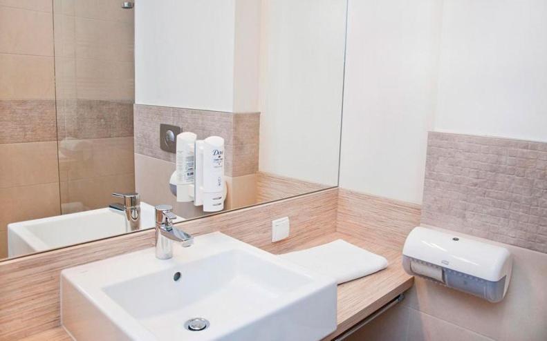 Hotel Vis A Vis Олесница Экстерьер фото
