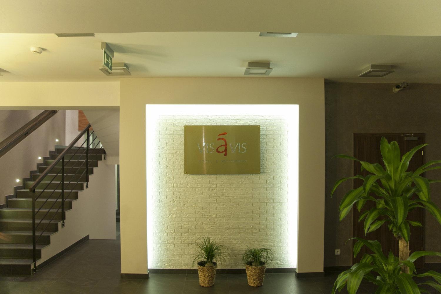 Hotel Vis A Vis Олесница Экстерьер фото