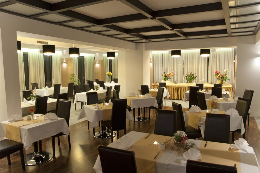 Hotel Vis A Vis Олесница Экстерьер фото