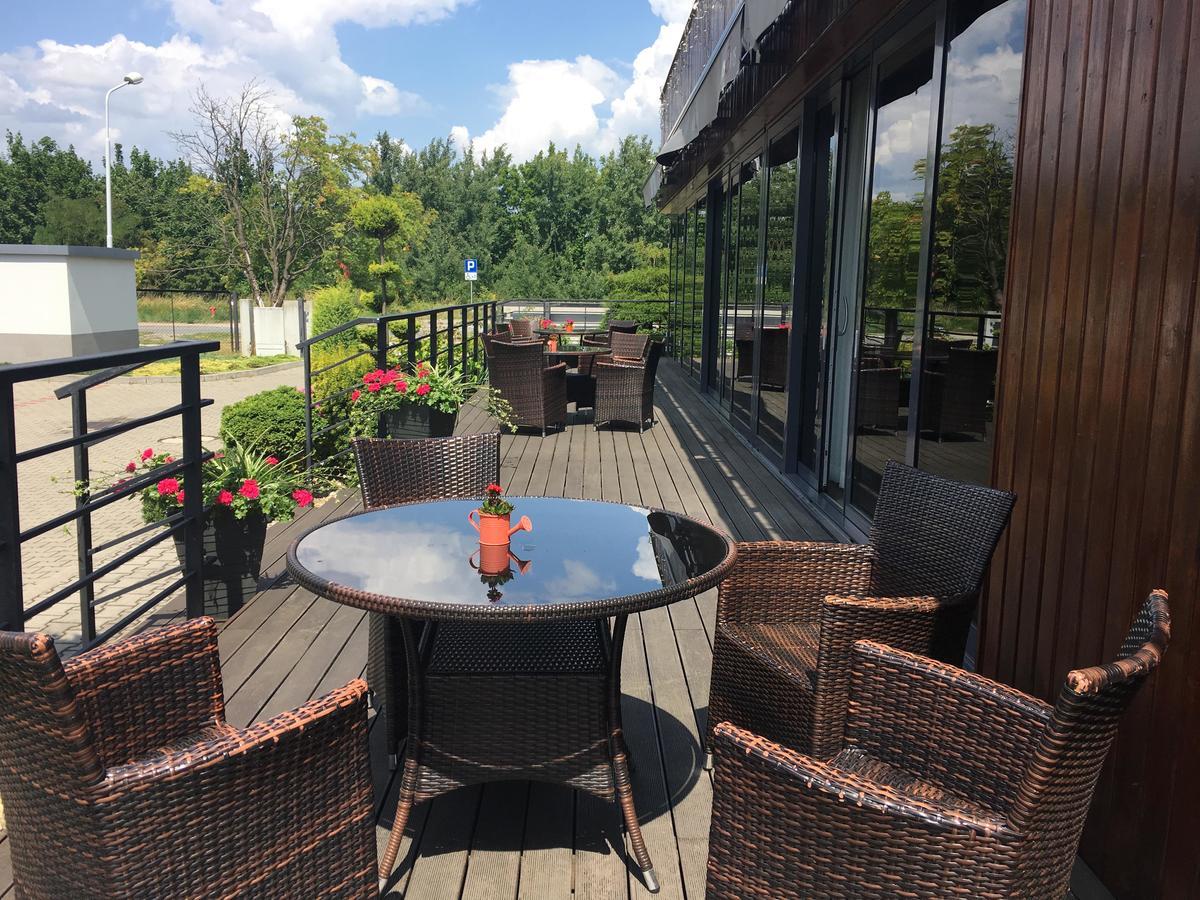 Hotel Vis A Vis Олесница Экстерьер фото