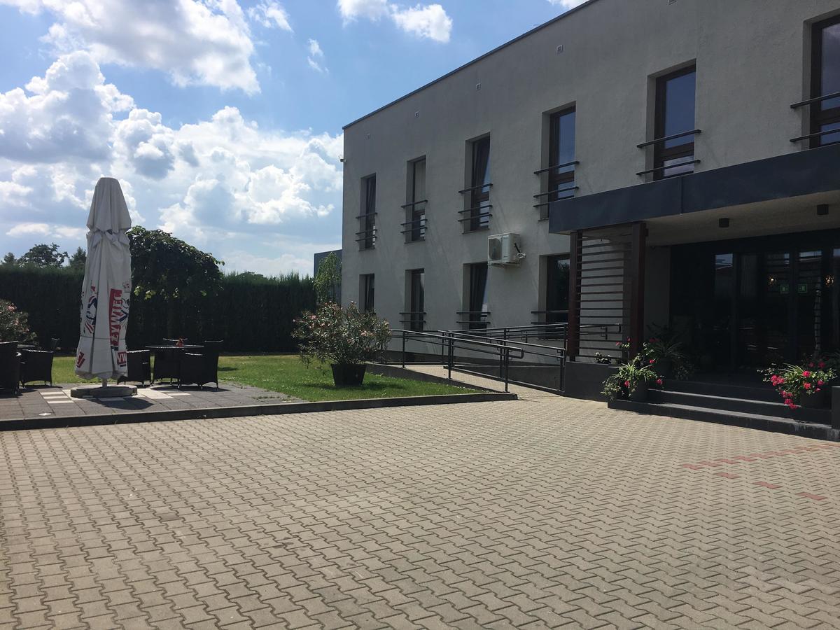 Hotel Vis A Vis Олесница Экстерьер фото