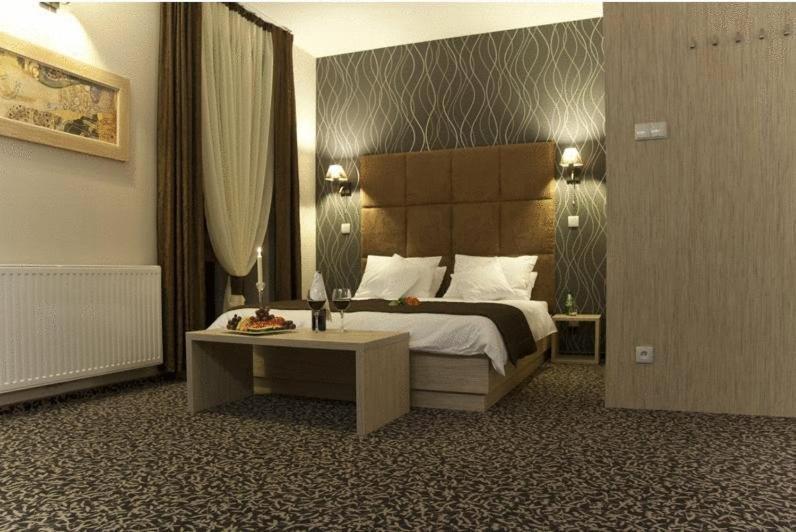 Hotel Vis A Vis Олесница Экстерьер фото