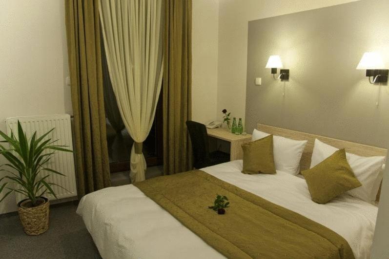 Hotel Vis A Vis Олесница Экстерьер фото